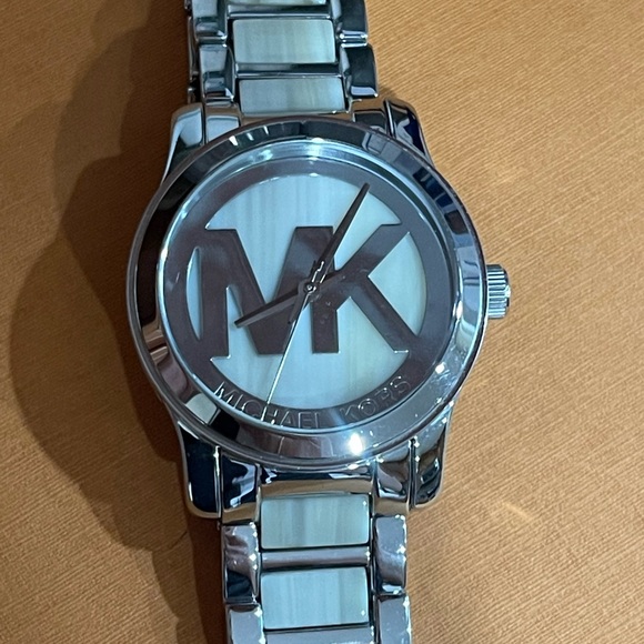 Michael Kors Watch - Picture 3 of 6